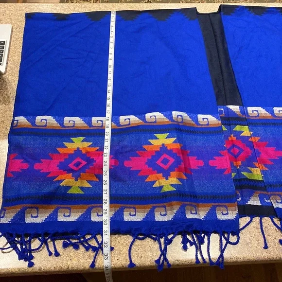 Wool Women’s Wrap or Cape Colorful Aztec Type Design Made in Ecuador One Size - Picture 4 of 16
